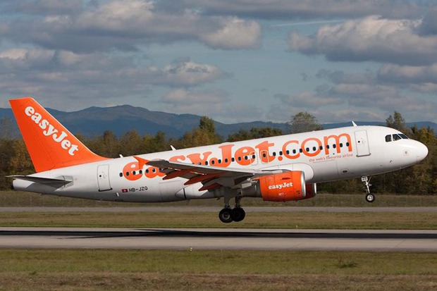 Британская easyJet начнет продавать на всех рейсах водку 